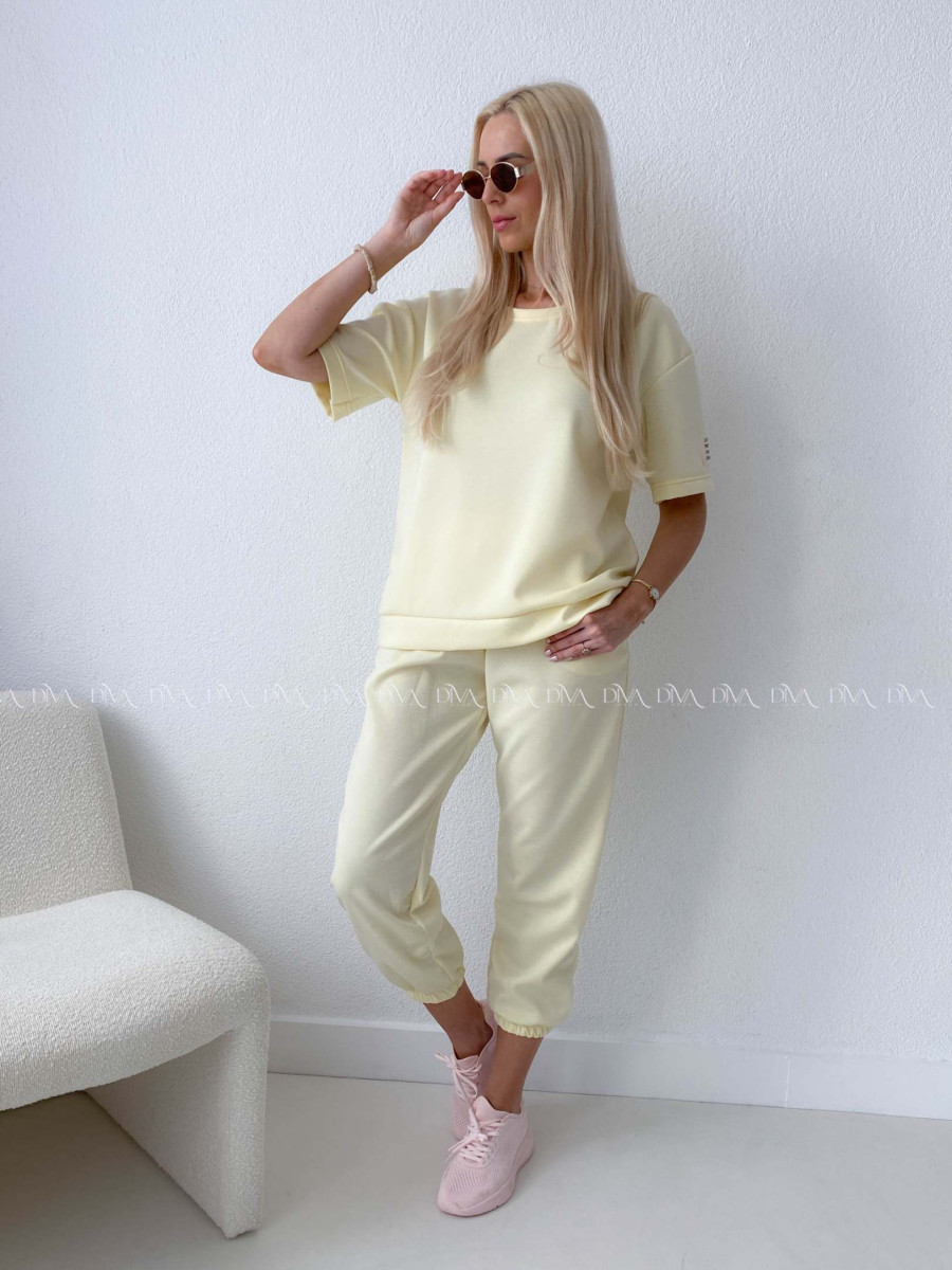 Pohodlný komplet s nášivkou butter yellow AB 128