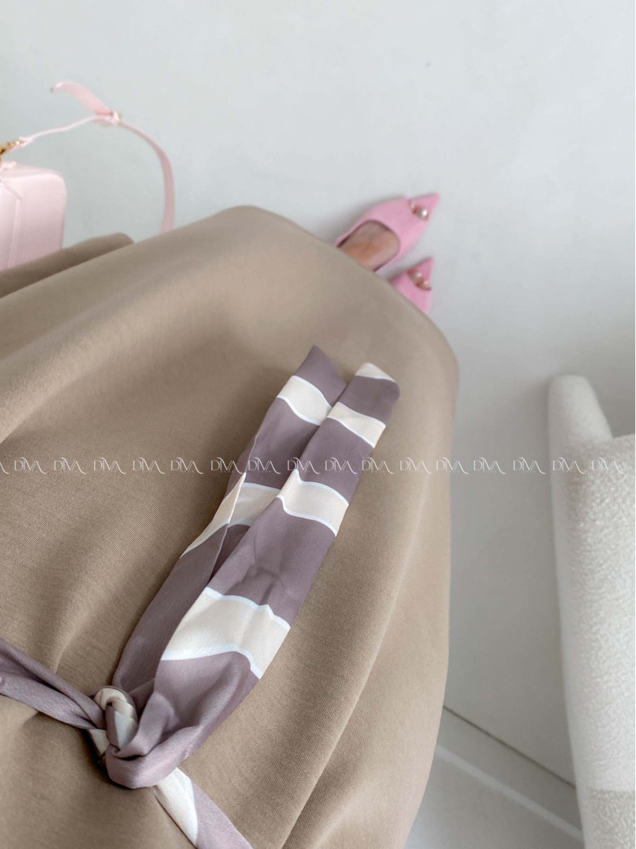 Hladké maxi šaty s gombíkmi a opaskom zemitá hnedá AB 256