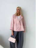 Skrátený trench coat pudrovo ružový AB 136