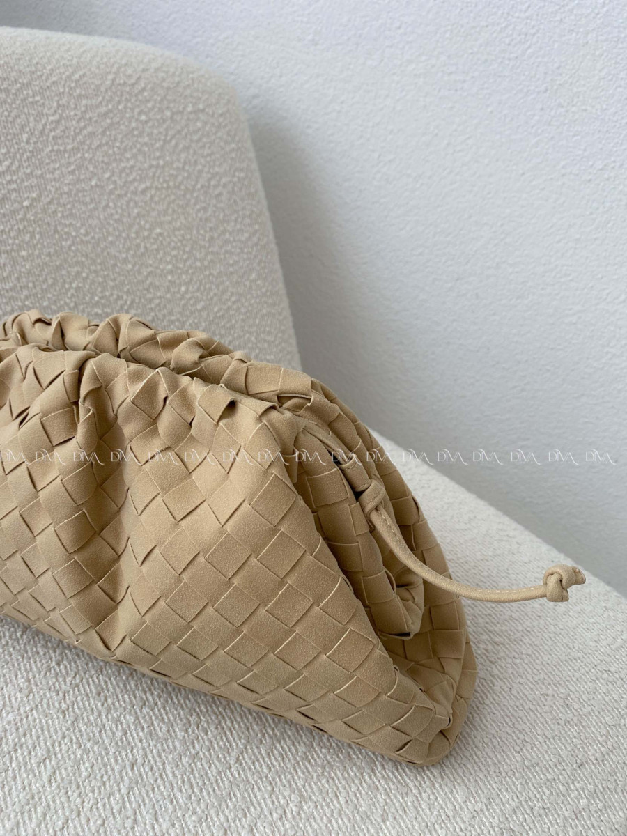 Prepletaná pouch kabelka s remienkom béžová