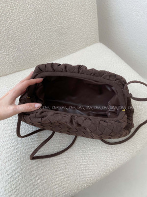 Prepletaná pouch kabelka s remienkom čokoládová