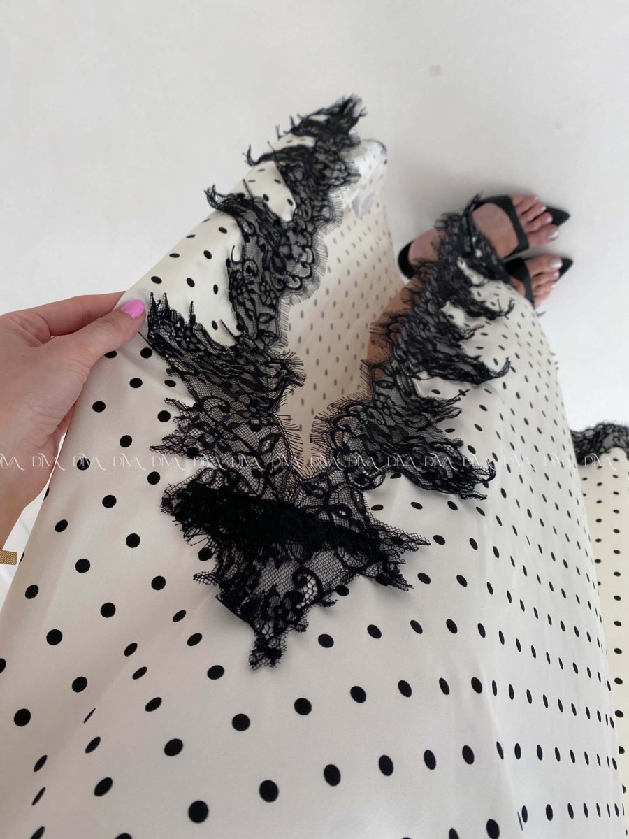 Elegantné saténové maxi šaty bodkované s krajkou AB 182