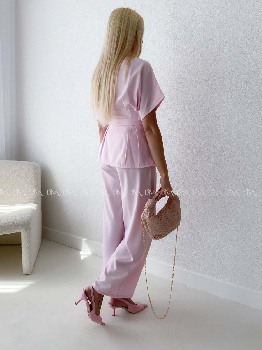 Elegantný  komplet so zdobenými gombíkmi ružový AB 187