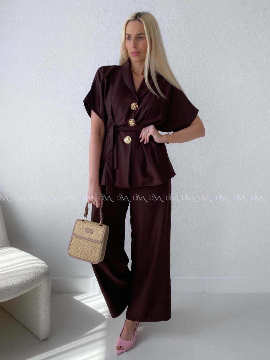 Elegantný  komplet so zdobenými gombíkmi čokoládový AB 187