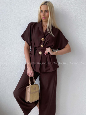 Elegantný  komplet so zdobenými gombíkmi čokoládový AB 187