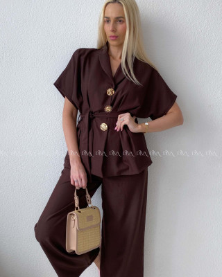 Elegantný  komplet so zdobenými gombíkmi čokoládový AB 187