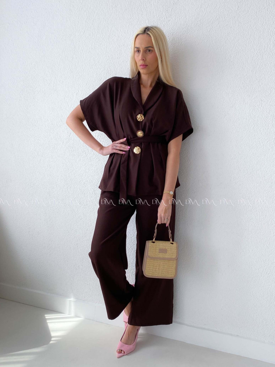 Elegantný  komplet so zdobenými gombíkmi čokoládový AB 187