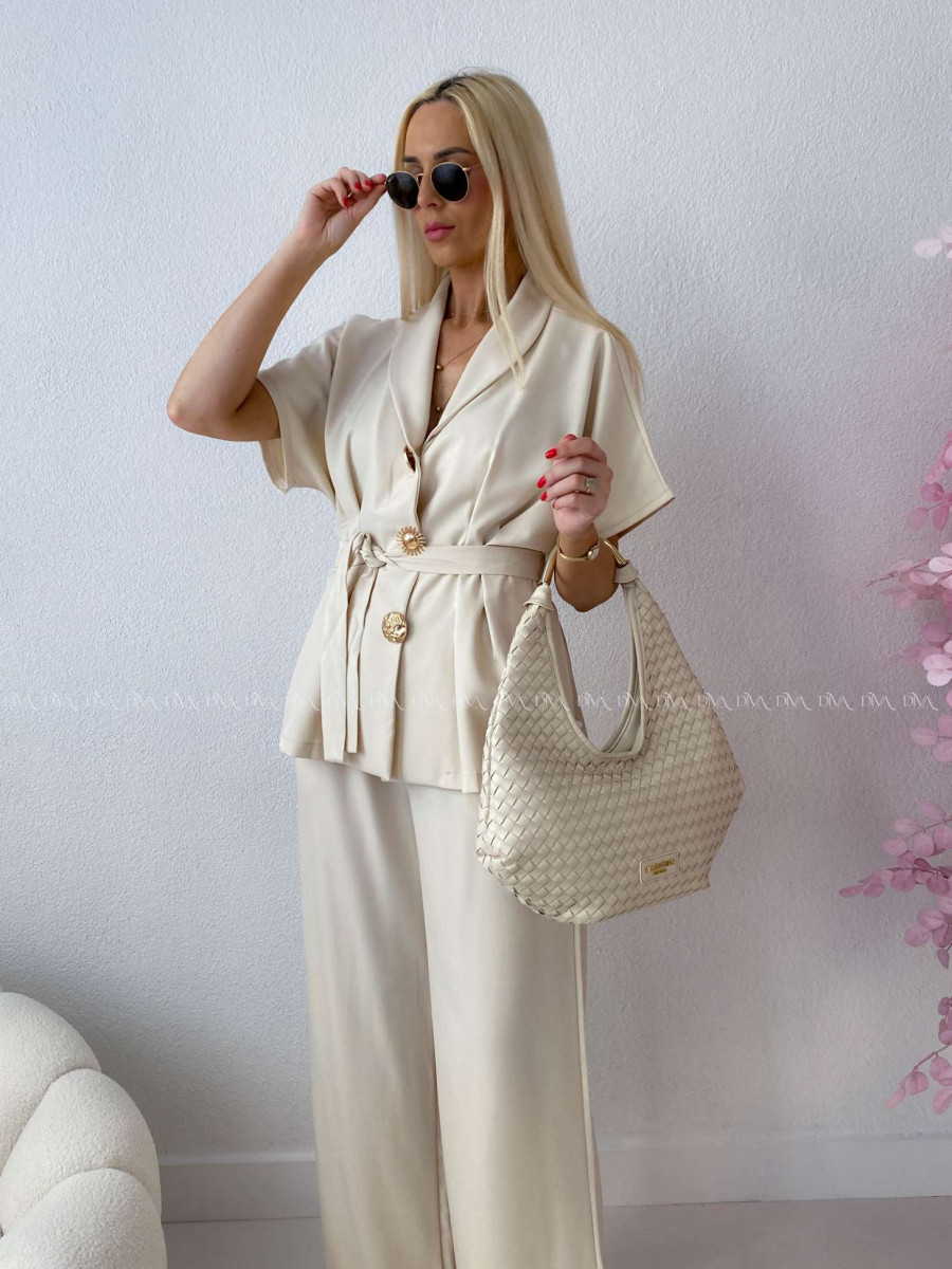 Elegantný komplet so zdobenými gombíkmi svetlo béžový AB 222 Elegantný komplet so zdobenými gombíkmi svetlo béžový AB 222