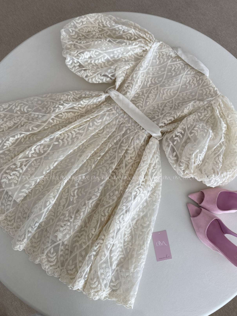 Elegantné vyšívané krátke šaty s puf rukávom Melisa AB 302