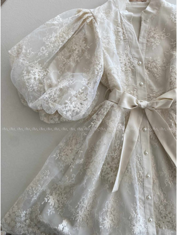 Elegantné vyšívané krátke šaty s puf rukávom Sára AB 303 Elegantné vyšívané krátke šaty s puf rukávom Sára AB 303