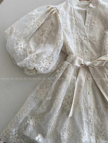 Elegantné vyšívané krátke šaty s puf rukávom Sára AB 303 Elegantné vyšívané krátke šaty s puf rukávom Sára AB 303