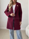 Midi prechodný kabát s brošňou burgundy AB 59 Midi prechodný kabát s brošňou burgundy AB 59