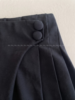 Skort so skladmi čierny AB 702