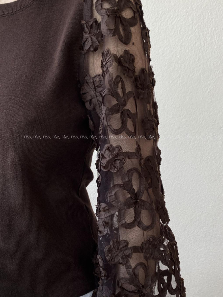 Úpletový svetrík so zdobenými puf rukávmi čokoládový AB 907 Úpletový svetrík so zdobenými puf rukávmi čokoládový AB 907